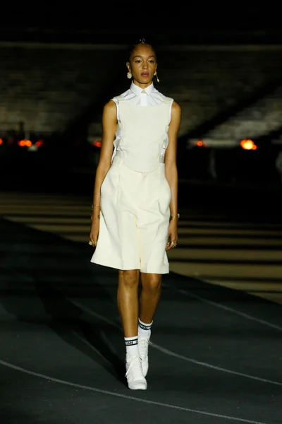 Look 16